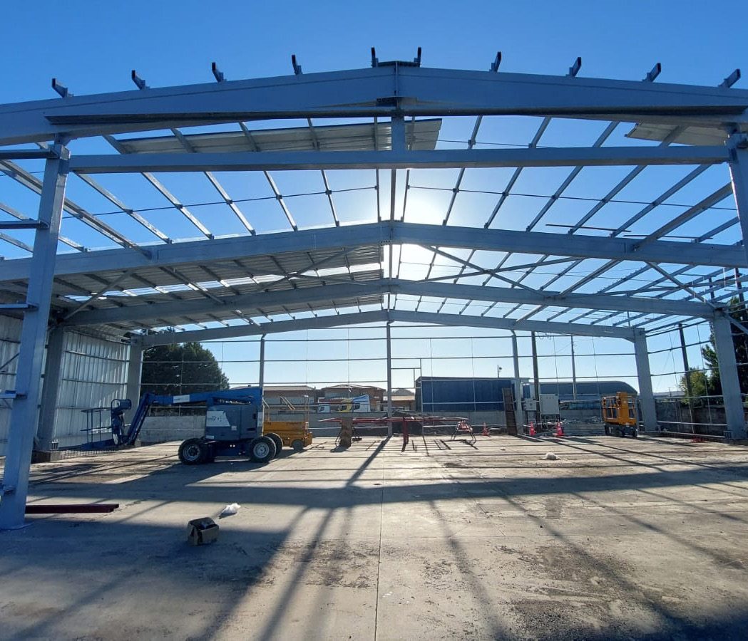 Construcción de nave industrial con estructura metálica
